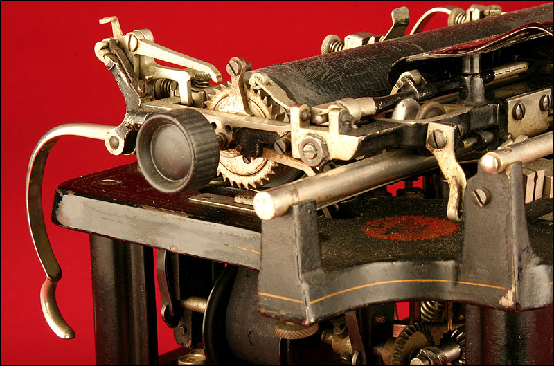 Buenos Aires Museo - Compartimos de nuestra colección esta antigua máquina  de escribir Remington Standard 12. La máquina tiene cuerpo de hierro  fundido y acabado lacado en negro brillante. Presenta un cuerpo