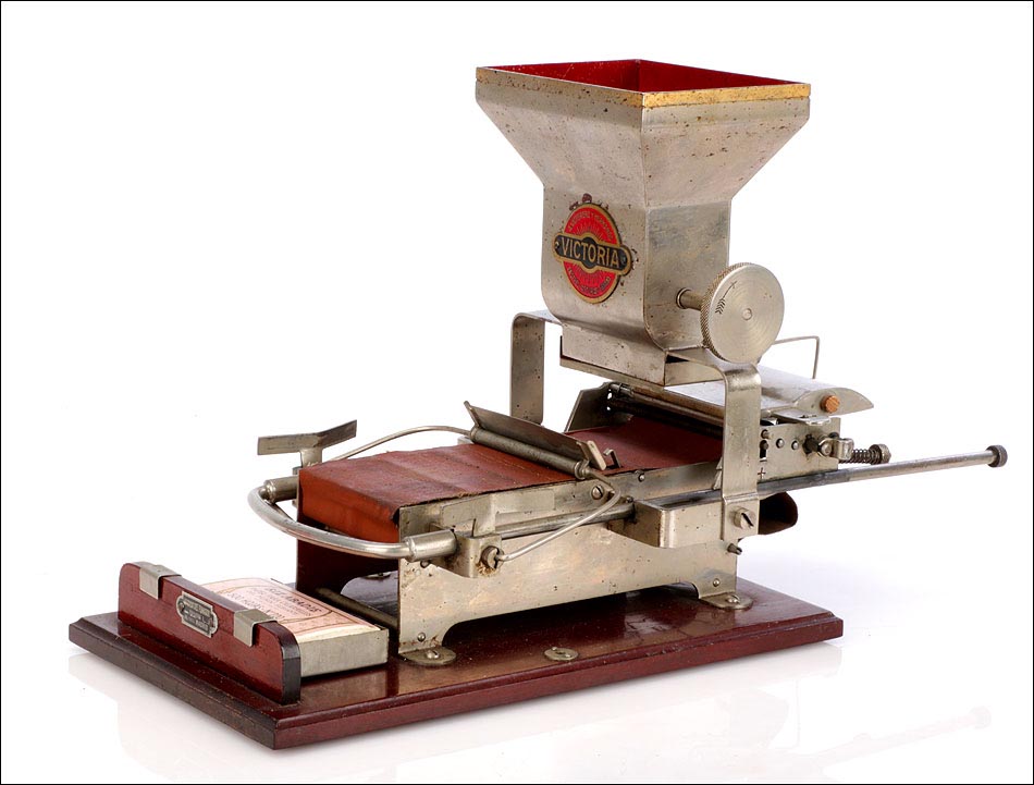 Antigua máquina de liar cigarrillos fotografías e imágenes de alta  resolución - Alamy